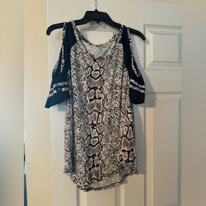 Cold shoulder, short sleeve, est 1946 brand, like new